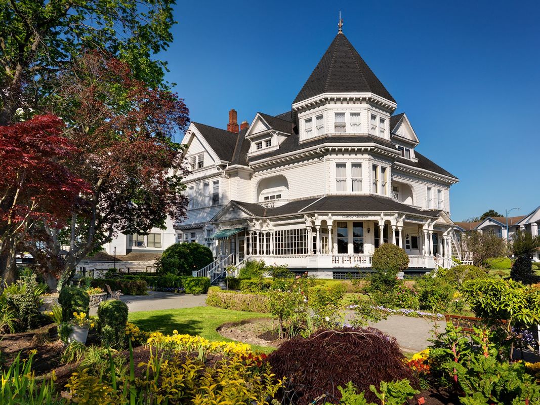 Exterior Shot of the Pendray Inn and Tea House. A Modern Day Victoria BC Bed and Breakfast
